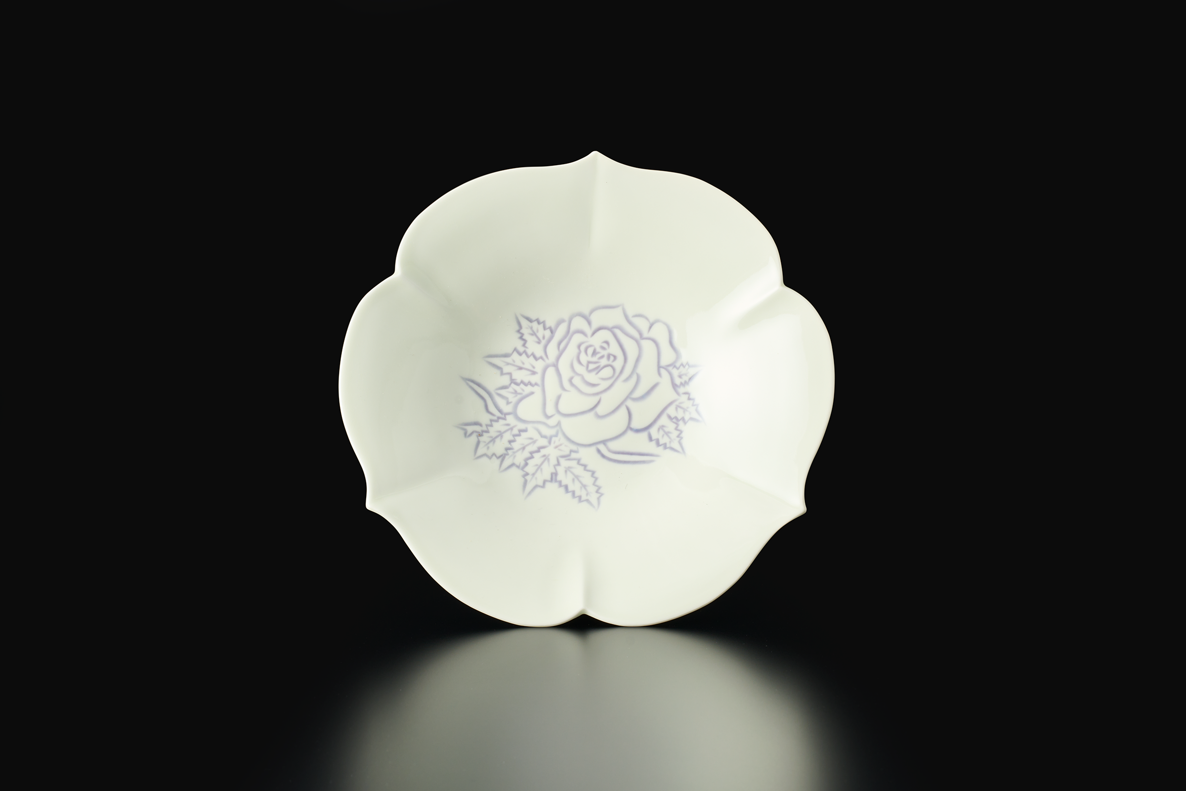 黄釉紫薔薇彫文 皿