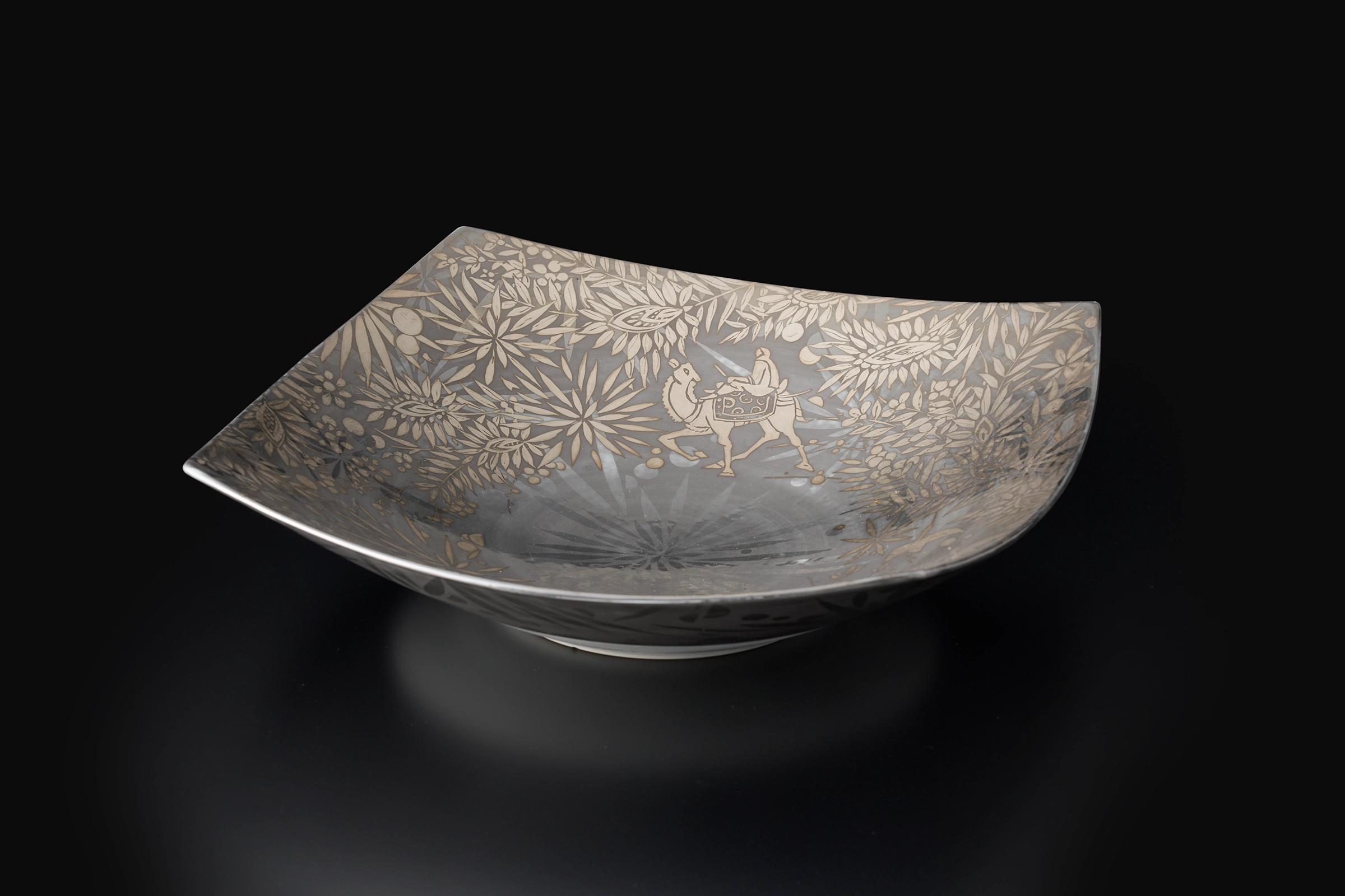 白金彩シルクロード文角皿