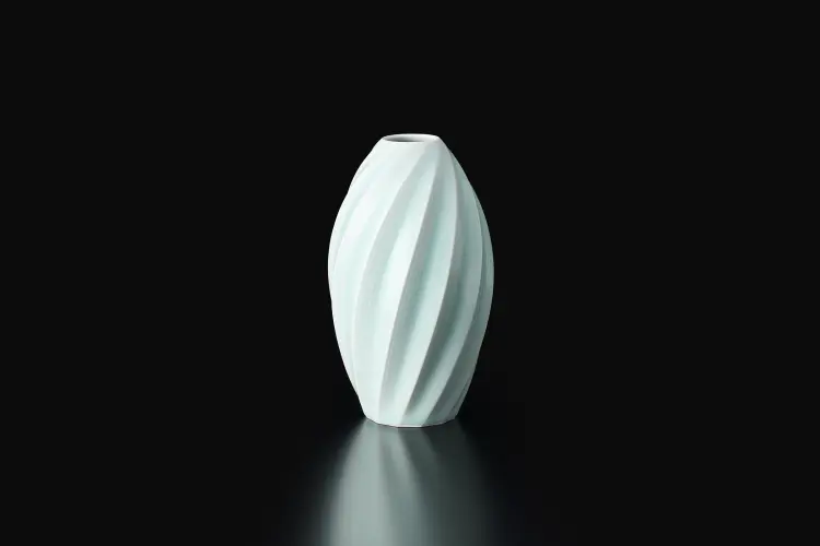 青白磁面取線彫花器