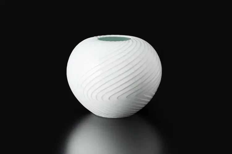 白磁流線文花瓶