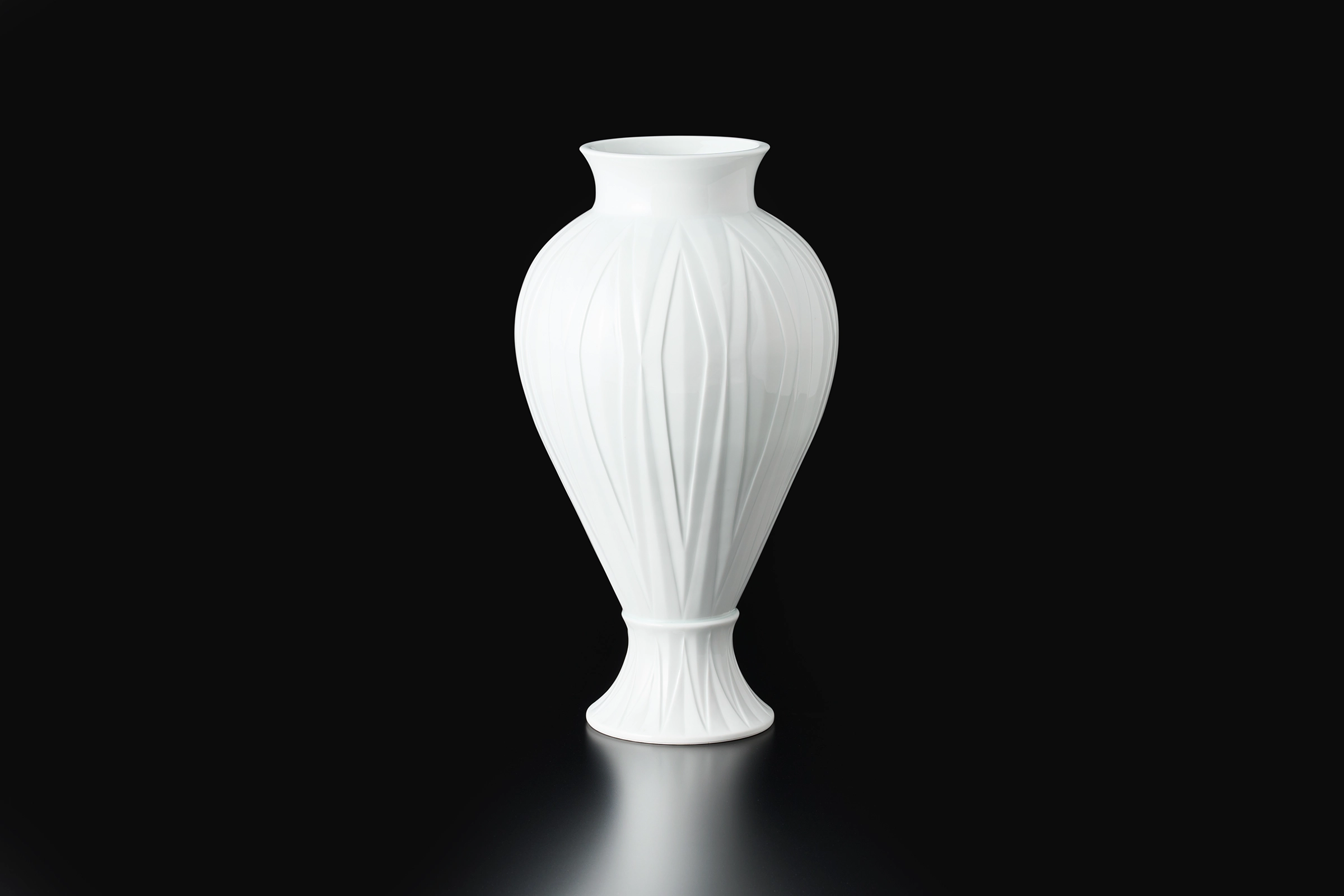 白磁ダイヤカット文花瓶