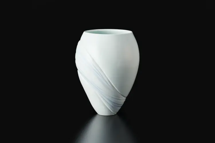 青白磁彫文花器